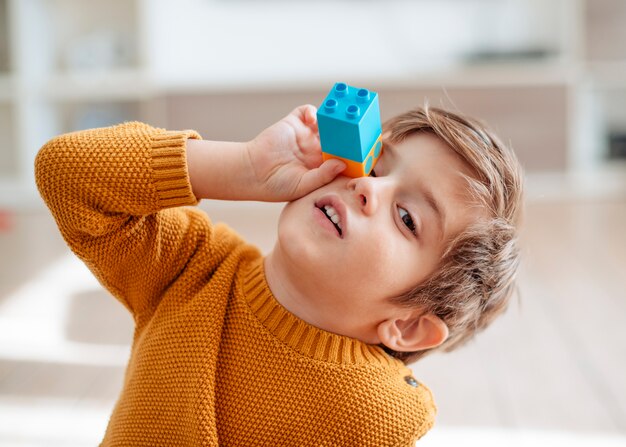 Enfant jouant avec des cubes