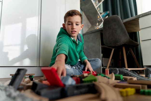 Photo gratuite enfant jouant dans sa chambre