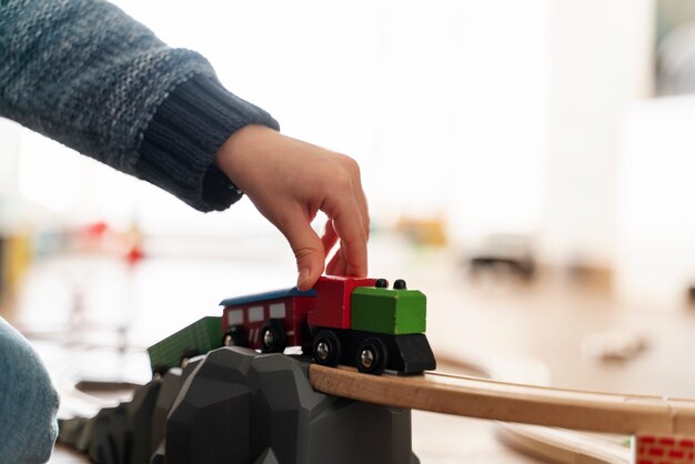 Enfant jouant dans sa chambre