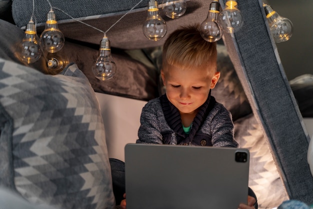 Photo gratuite enfant jouant dans sa chambre