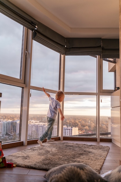 Enfant jouant dans sa chambre