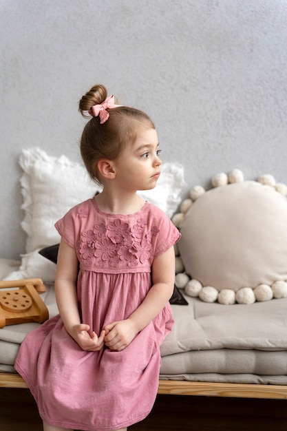 Enfant jouant dans sa chambre