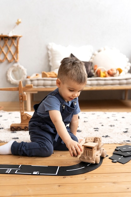 Photo gratuite enfant jouant dans sa chambre