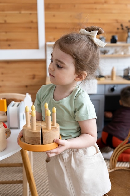 Enfant jouant dans sa chambre