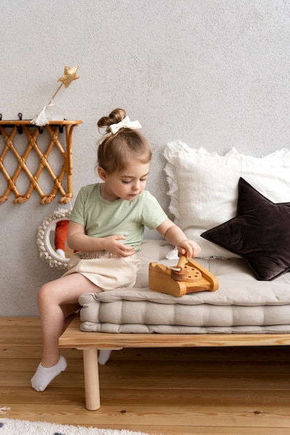 Enfant jouant dans sa chambre