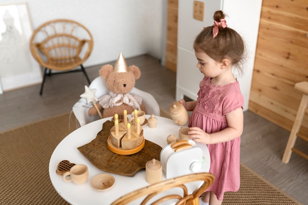 Enfant jouant dans sa chambre