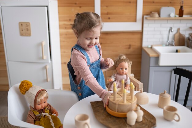 Enfant jouant dans sa chambre