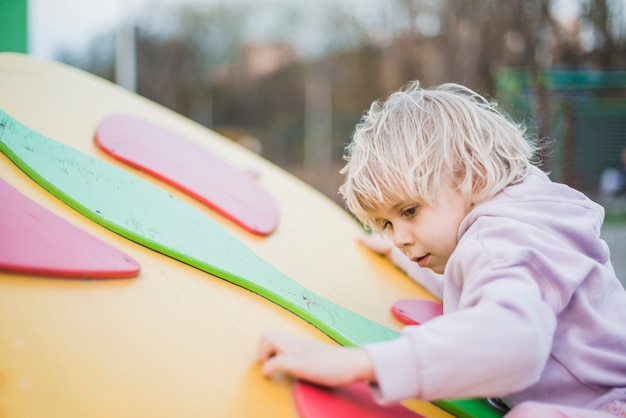 Enfant jouant dehors