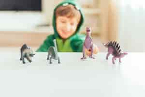 Photo gratuite enfant jouant avec des dinosaures