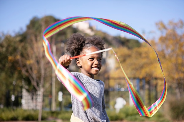 Enfant jouant à l'extérieur dans le parc