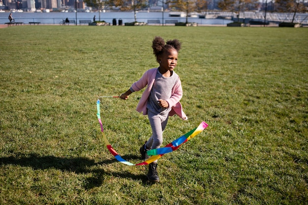 Enfant jouant à l'extérieur dans le parc