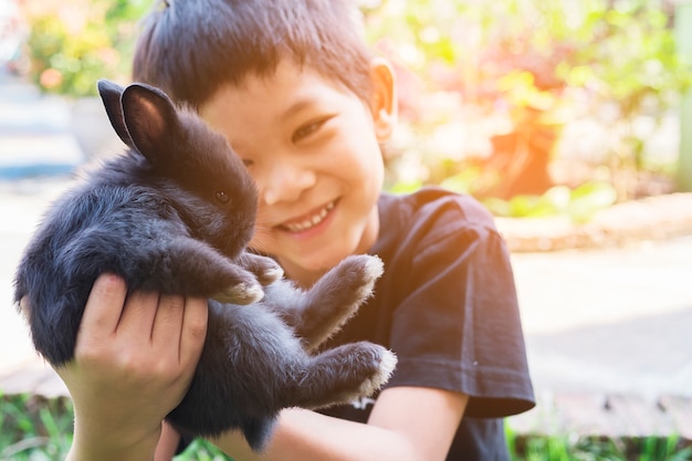 Enfant jouant joli bébé lapin