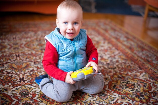 Enfant jouant à la maison