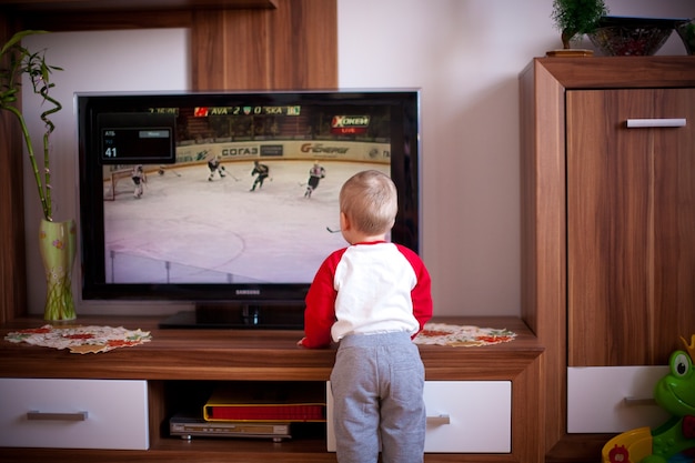 Photo gratuite enfant jouant à la maison