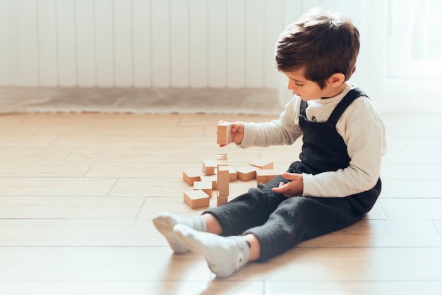 Enfant jouant à la maison