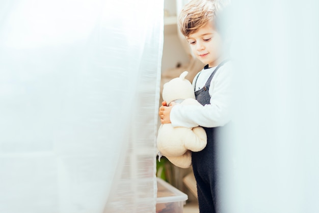 Enfant jouant à la maison