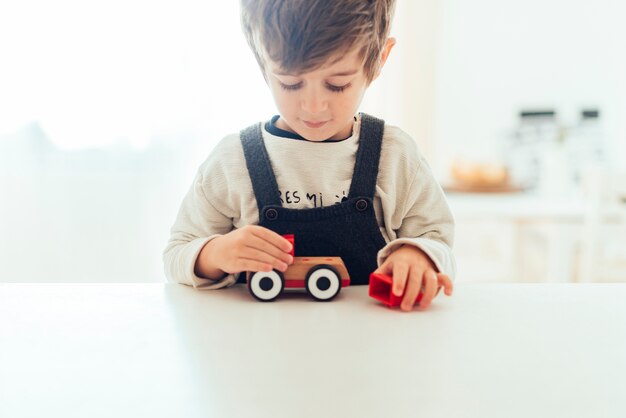 Enfant jouant à la maison