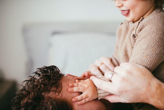 Enfant jouant avec son père