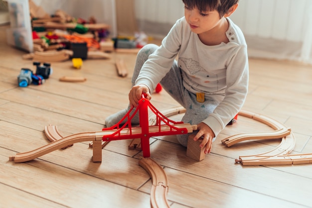 Photo gratuite enfant jouant avec un train jouet