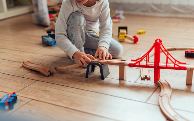 Enfant jouant avec un train jouet