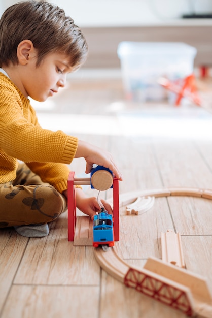 Photo gratuite enfant jouant avec un train jouet