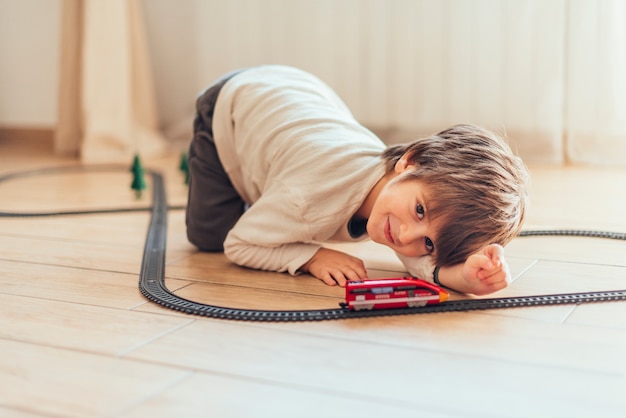 Enfant jouant avec un train jouet