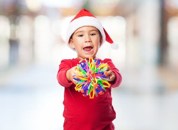 Enfant avec un jouet dans un centre commercial