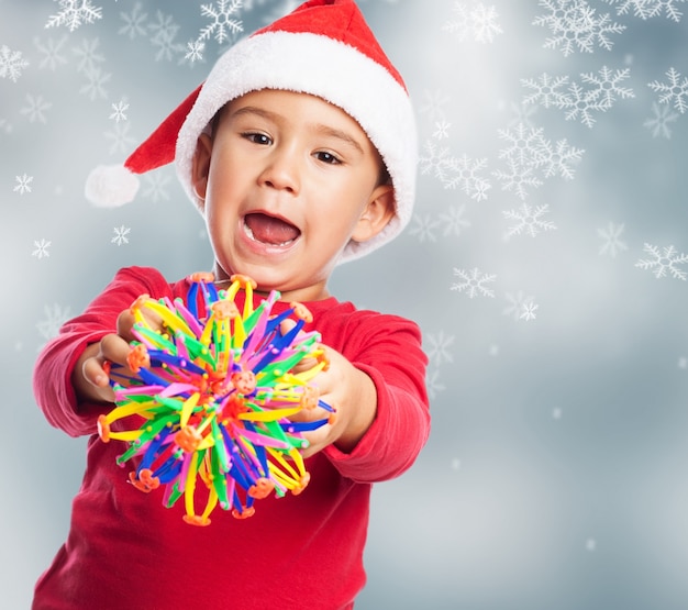 Enfant avec un jouet avec des flocons de neige fond