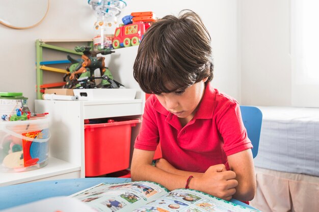 Enfant, lecture, livre, table