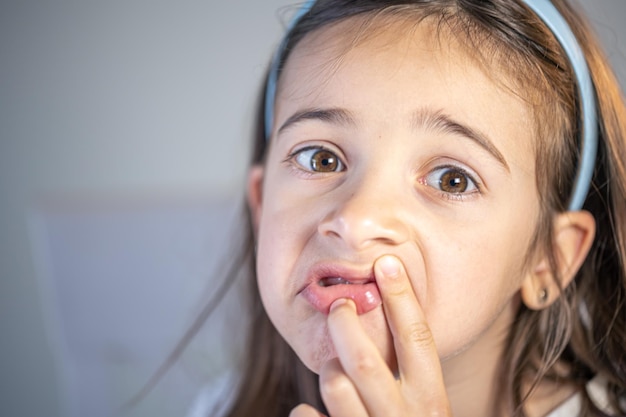 Photo gratuite enfant lors d'une visite chez l'orthodontiste et d'un examen de la cavité buccale