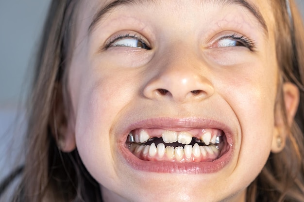 Photo gratuite enfant lors d'une visite chez l'orthodontiste et d'un examen de la cavité buccale