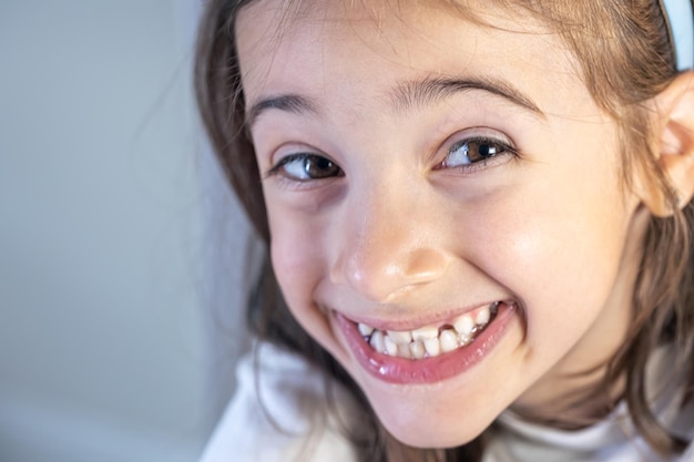 Photo gratuite enfant lors d'une visite chez l'orthodontiste et d'un examen de la cavité buccale