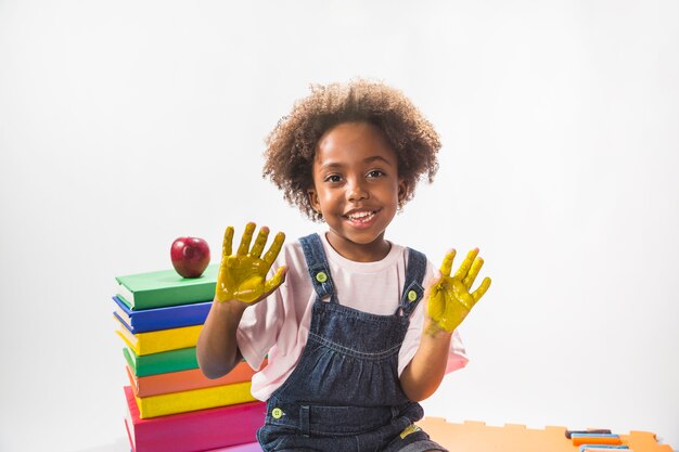 Photo gratuite enfant avec des mains peintes en studio