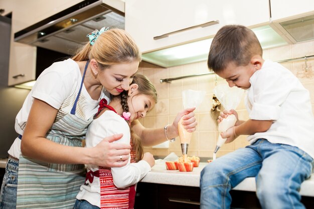 Enfant à la maison cuisine enfants de la famille