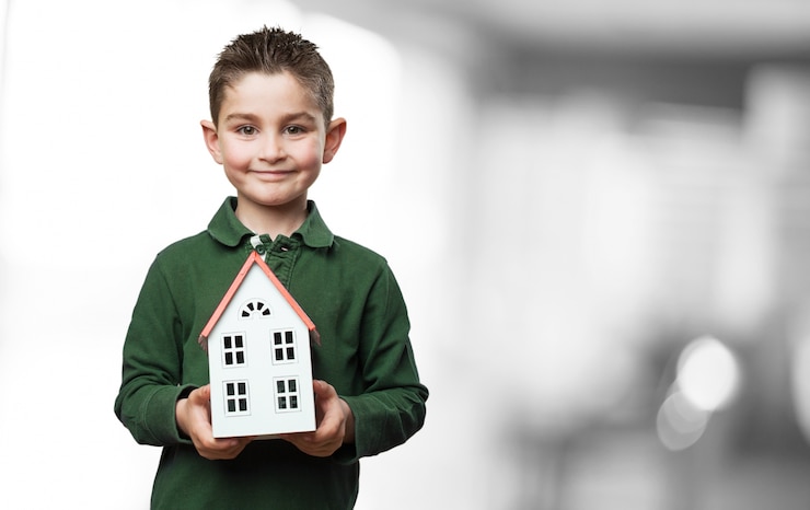 Photo gratuit enfant avec une maison dans ses mains
