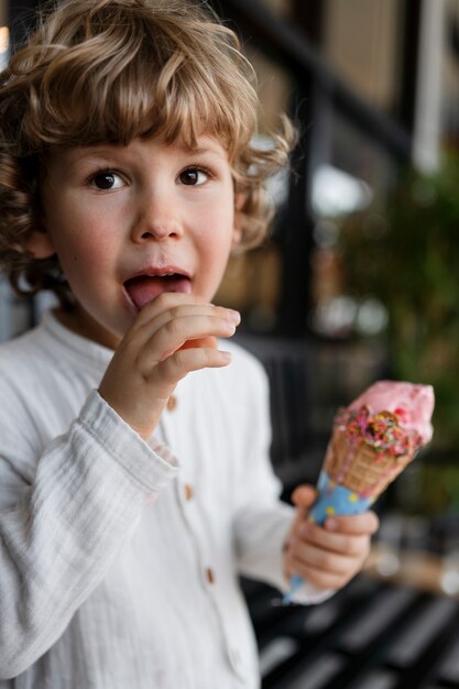 Enfant mangeant un cornet de crème glacée