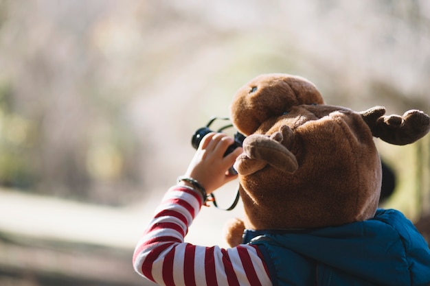 Photo gratuite enfant méconnaissable utilisant des jumelles