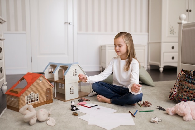 Photo gratuite enfant méditant et se concentrant