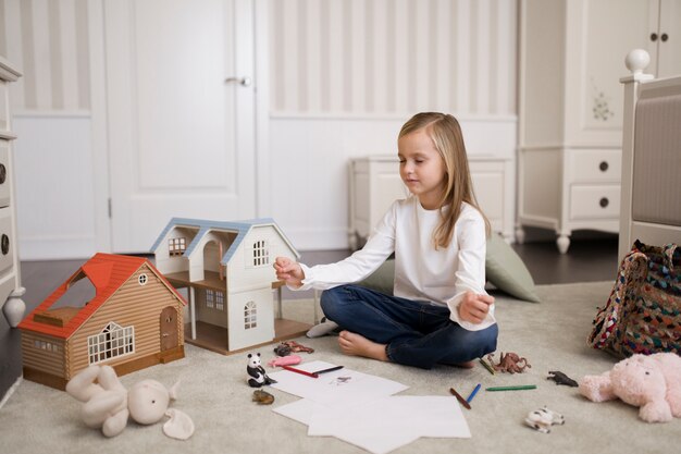 Enfant méditant et se concentrant