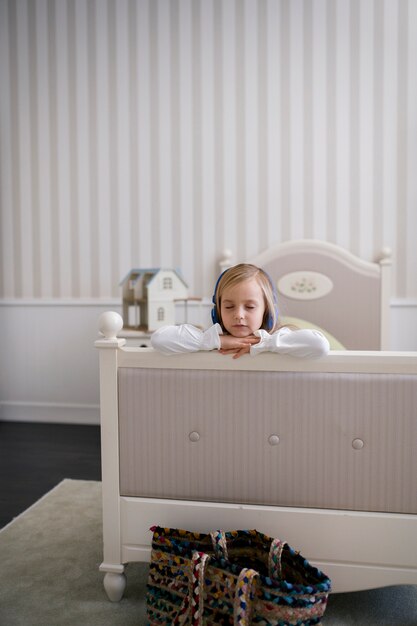 Enfant méditant et se concentrant