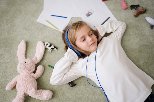 Enfant méditant et se concentrant