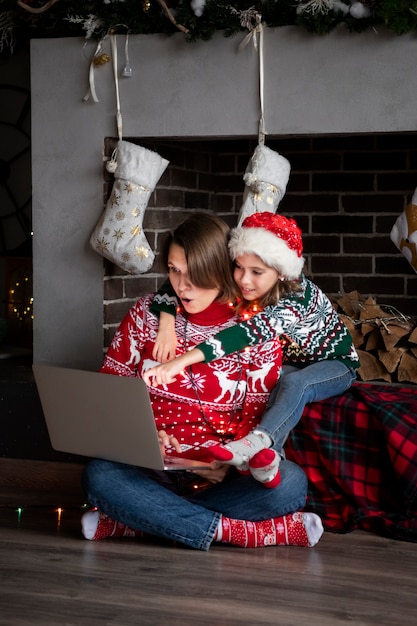 Enfant et mère complets avec ordinateur portable