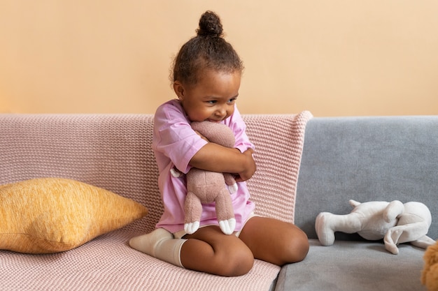 Photo gratuite enfant mignon avec animal en peluche