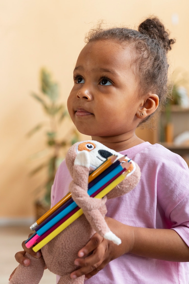Photo gratuit enfant mignon avec animal en peluche