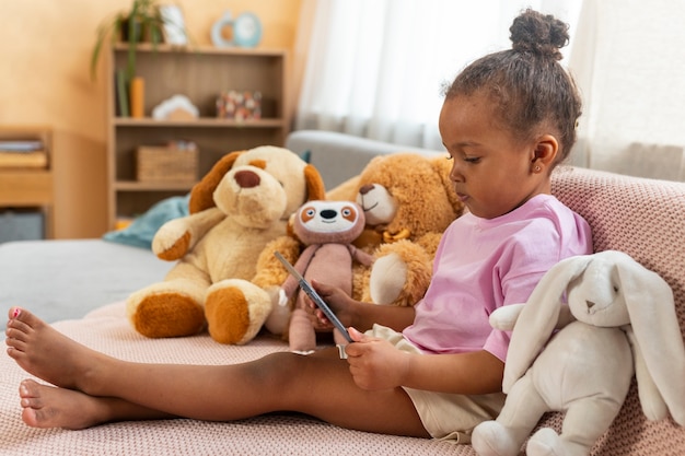 Photo gratuite enfant mignon avec animal en peluche