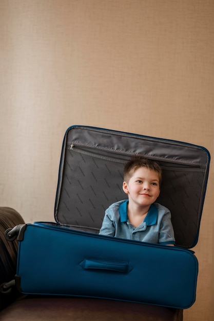 Enfant mignon coup moyen portant dans les bagages