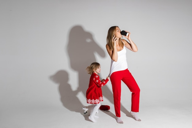 Enfant mignon demandant à une jeune femme distraite de jouer avec elle