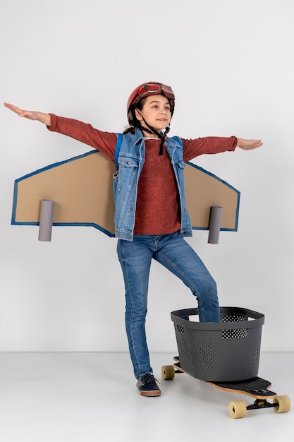 Photo gratuite enfant mignon jouant avec des lunettes de vol