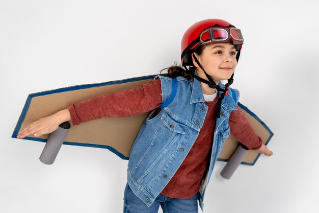 Enfant mignon jouant avec des lunettes de vol