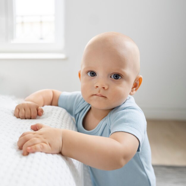 Enfant mignon à la maison pendant la quarantaine